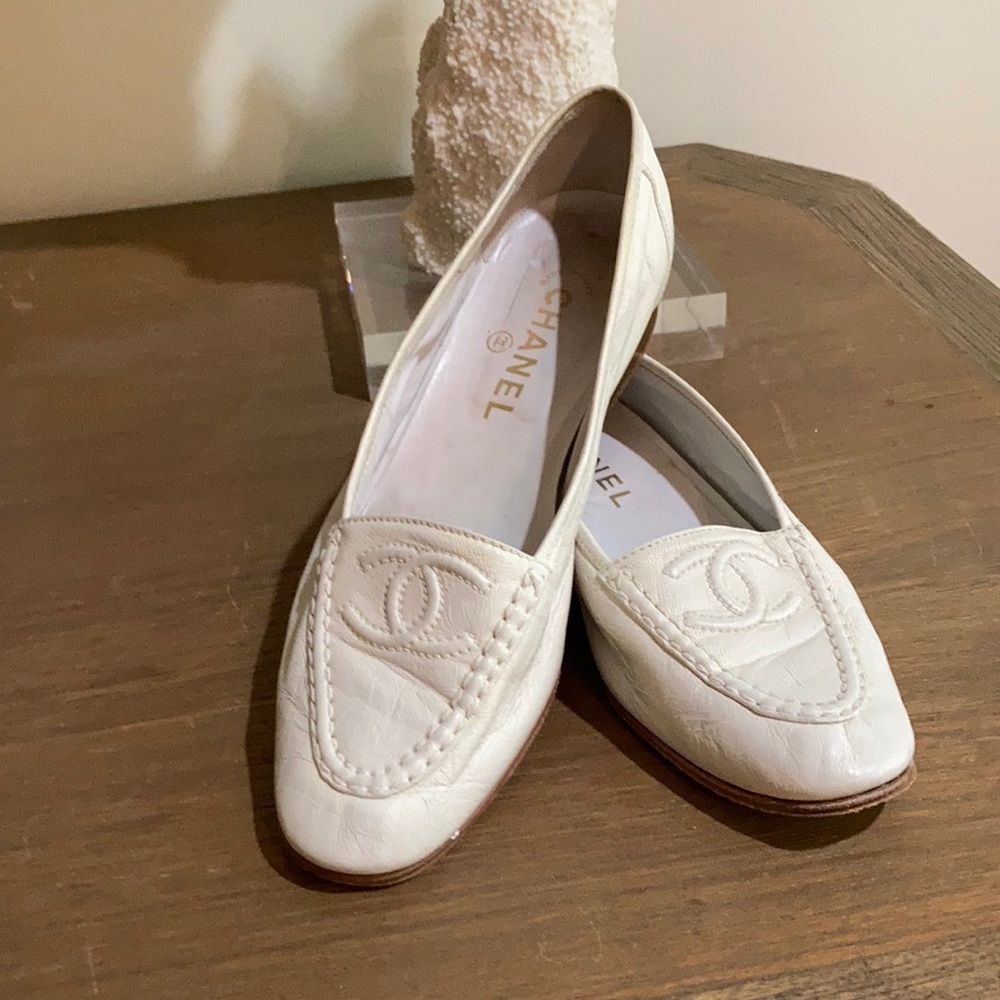 Vintage Ivory Lambskin Vintage Chanel Loafers. Size 39.